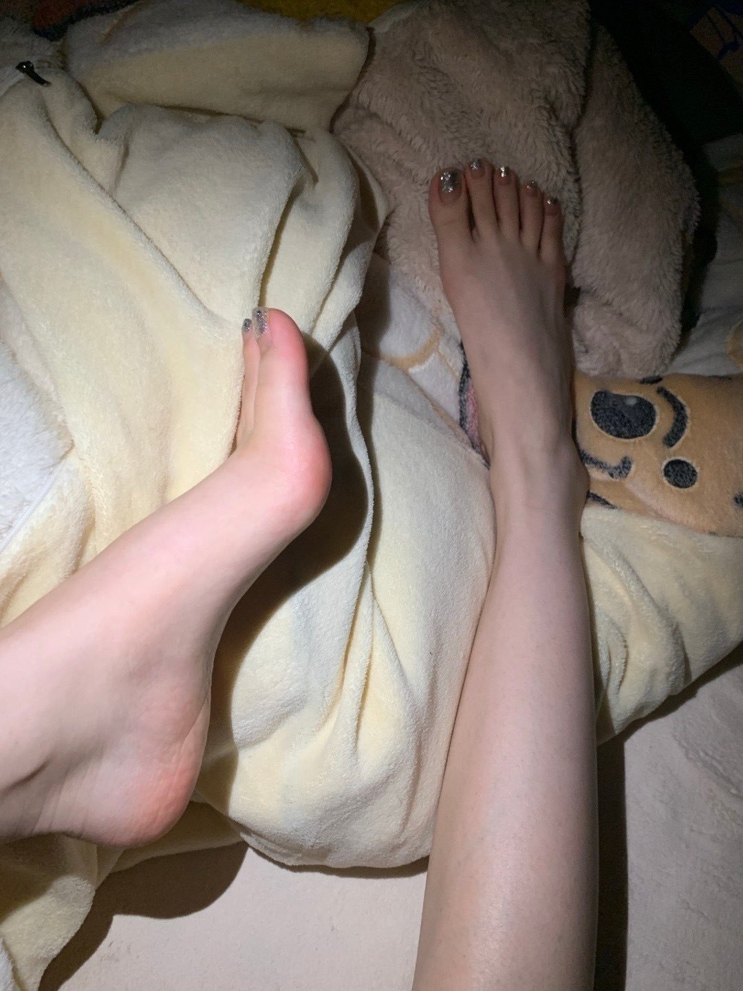 被窝里的脚丫，给人感觉很温暖  182无名网络